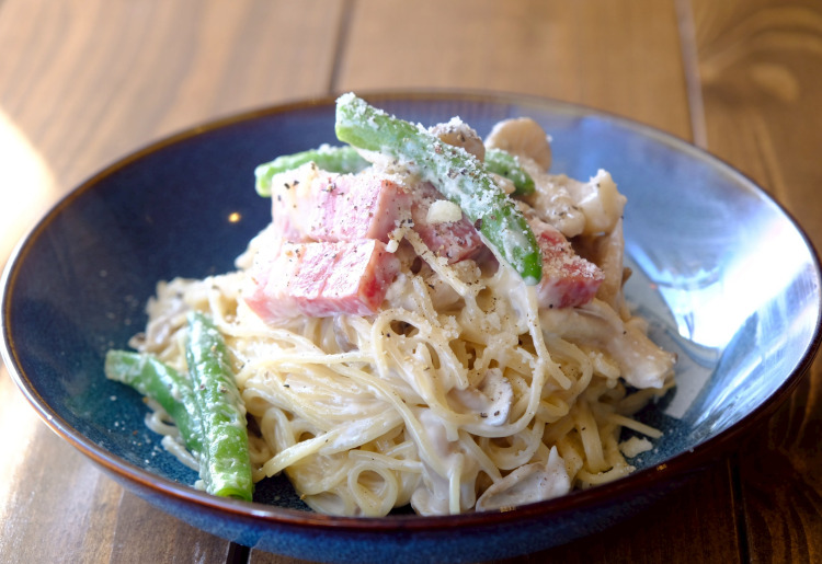 ベーコンとキノコといんげんのクリームパスタ